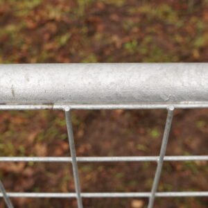 Detail weidepoort 5 spijlen half gaas - bovenkant poort
